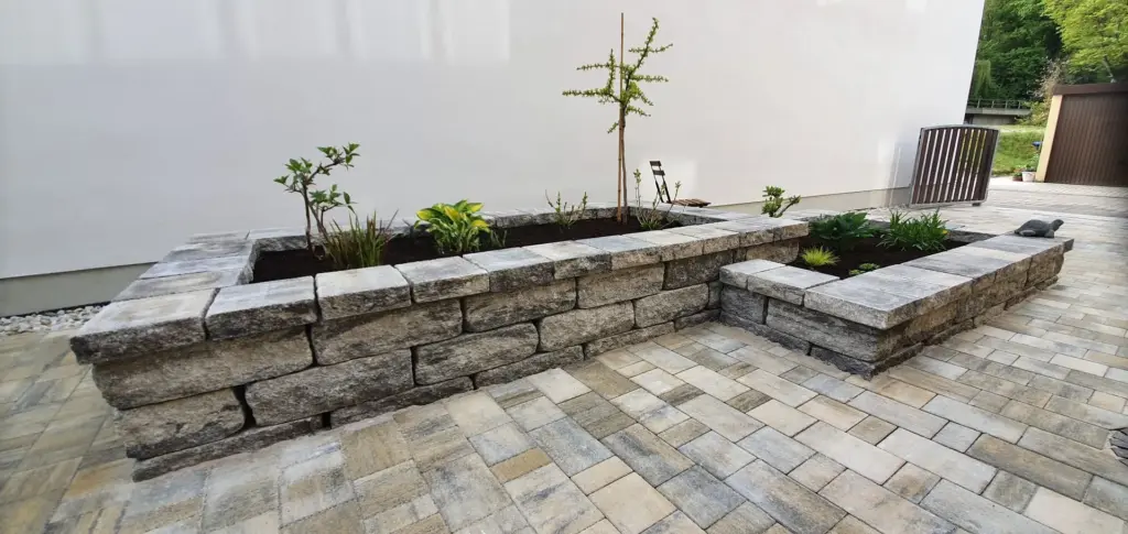 Hochwertige Einfassung für ein Hochbeet aus Naturstein – Galabau Schurig Klipphausen