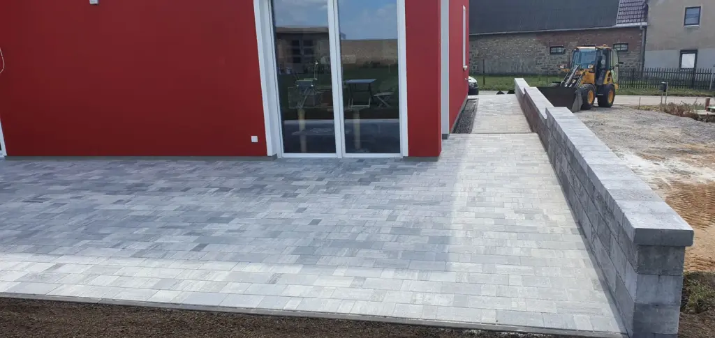 Terrassenbach mit Zuwegung aus grauen Betonsteinpflaster– Galabau Schurig Klipphausen