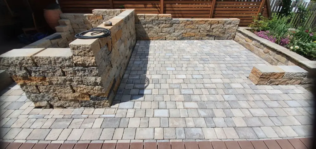 Plasterfläche mit Natursteinwänden – Galabau Schurig Klipphausen