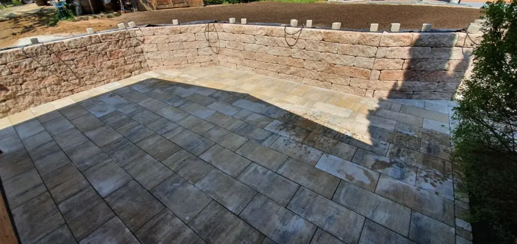 Terrasse und Gartenmauer aus Naturstein für eine harmonische Gestaltung – Galabau Schurig Klipphausen