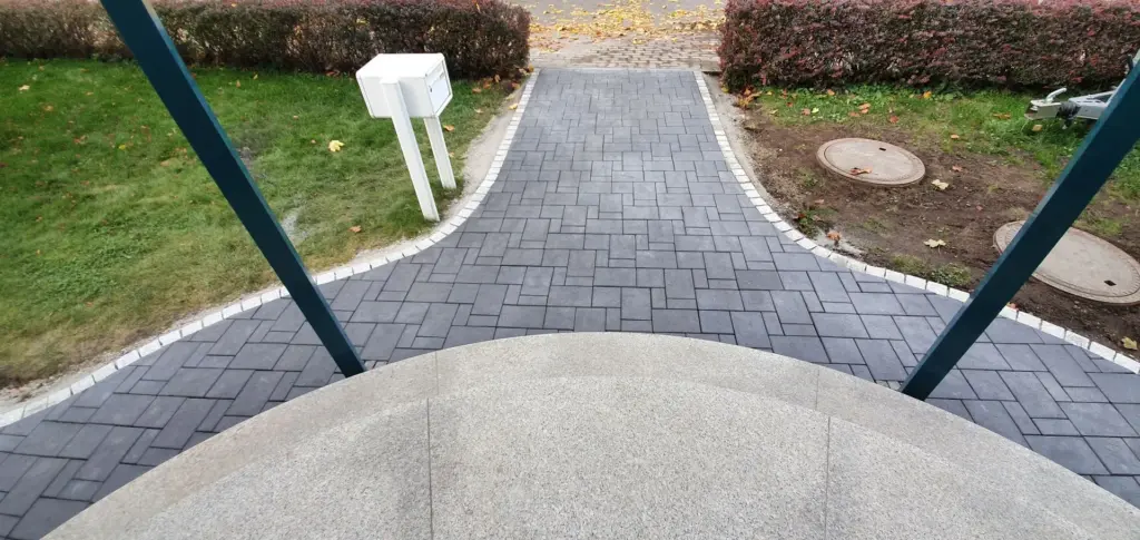 Zugang zum Haus gepflastert mit grauen Betonsteinpflaster - Galabau Schurig Klipphausen