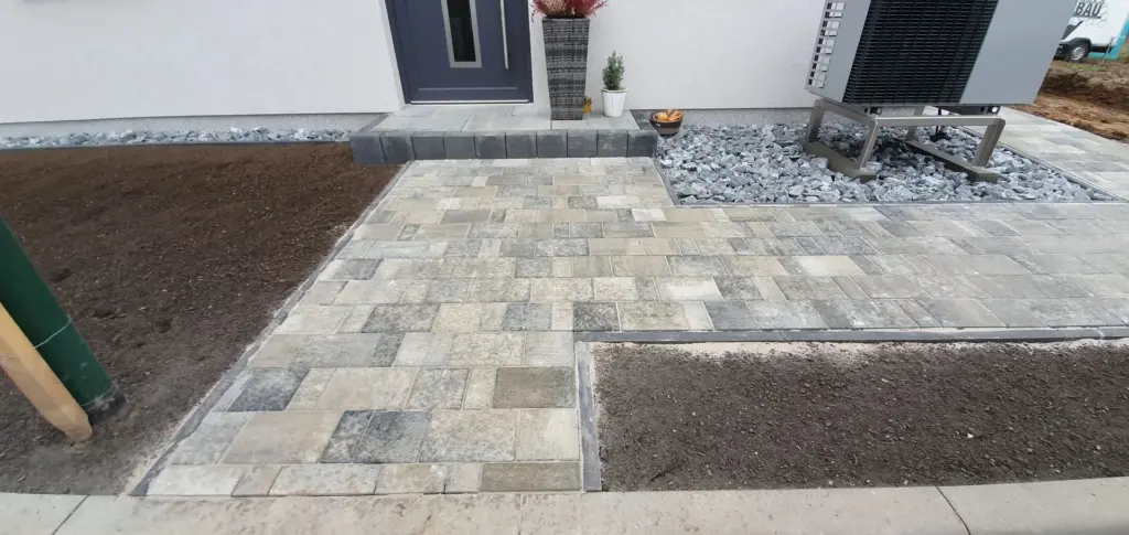 Zugang zum Haus aus Betonsteinplflaster - Galabau Schurig Klipphausen