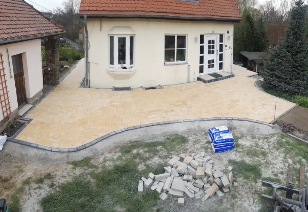 Neubau eines Hofes mit großflächigem Betonsteinpflaster – Galabau Schurig Klipphausen