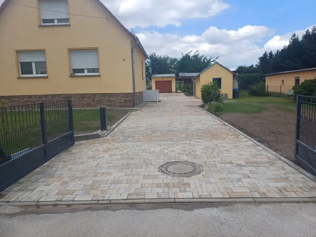 Grundstückszufahrt aus Betonsteinpflaster – Galabau Schurig Klipphausen