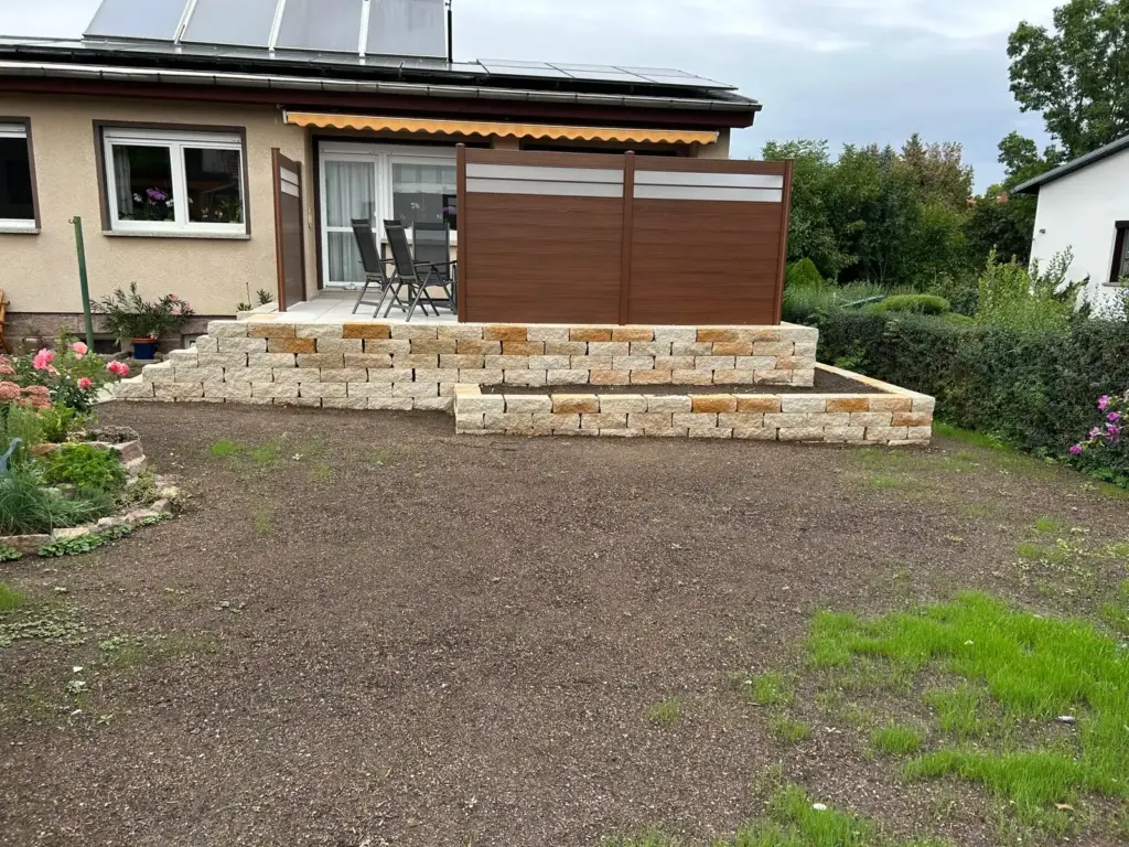 Terrasseneinfassung aus Natursteinmauerwerk – Galabau Schurig Klipphausen