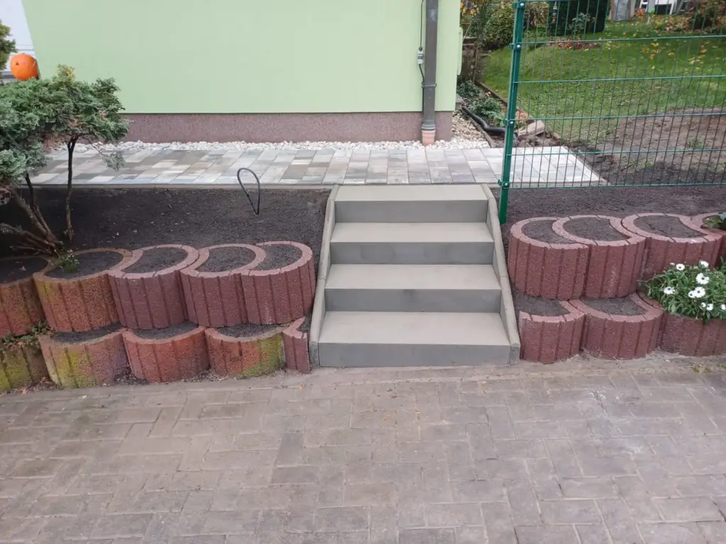 Treppe und Pflanzkübel – Galabau Schurig Klipphausen