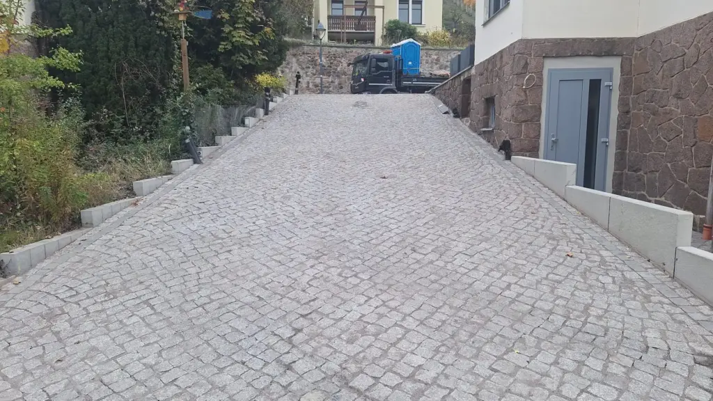 Hofzufahrt mit Naturpflastersteinen – Galabau Schurig Klipphausen