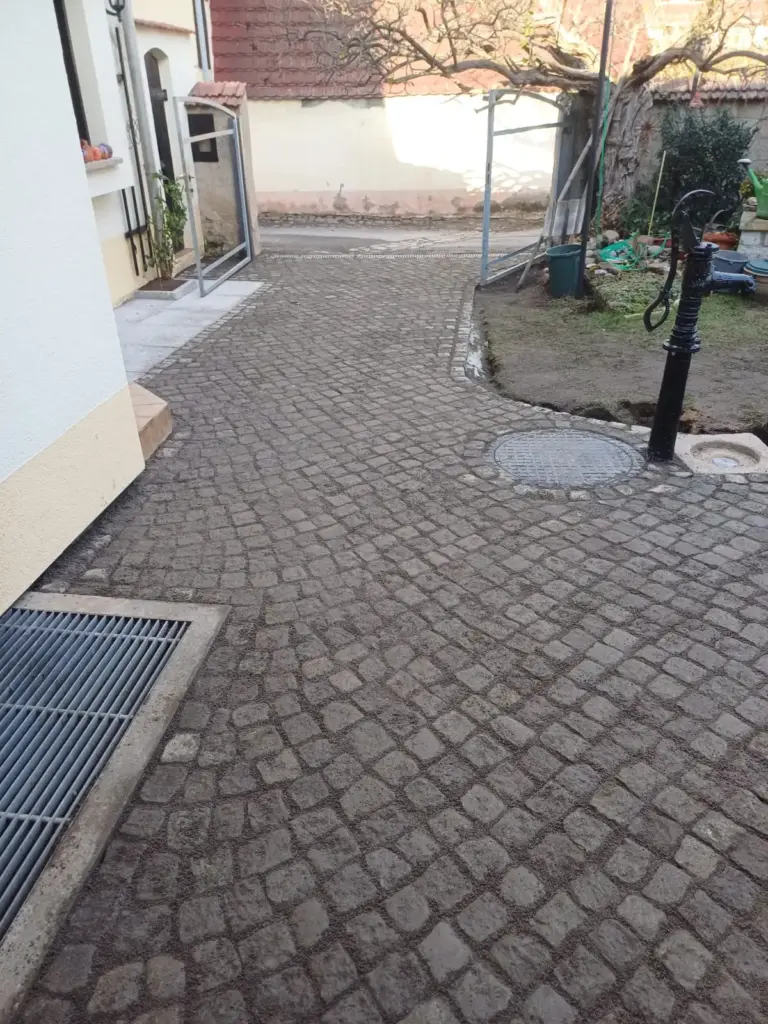 Hofzufahrt mit Naturpflastersteinen – Galabau Schurig Klipphausen