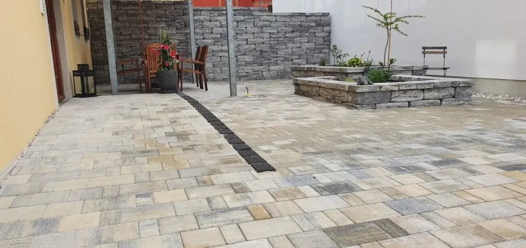 Fachgerecht verlegte Bodenplatten für eine gemütliche Sitzterrasse – Galabau Schurig Klipphausen